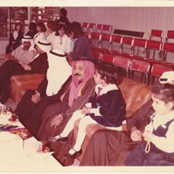 د.فاروق العمر ينوب عن الشيخ سعد العبد الله في توزيع الجوائز