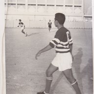 د.فاروق العمر لاعب كرة قدم
