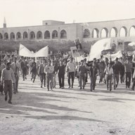 د.فاروق العمر متصدرا مظاهرة لثانوية الشويخ مؤيد لاسقاط عبد الكريم قاسم 1963