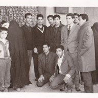 د.فاروق العمر واصدقاء الدراسة امام الاضرحة في كربلاء
