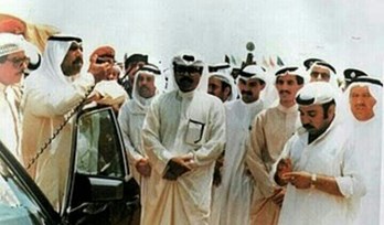 صورة تجمع بين الشيخ سعد العبد الله رحمه الله تعالى و د. فاروق عمر العمر مدير مكتبه بالإنابه بعد لحظات من محاولة اغتيال الامير الراحل الشيخ جابر الاحمد رحمه الله تعالى ، وقد أخذت هذه الصورة في موقع الحدث